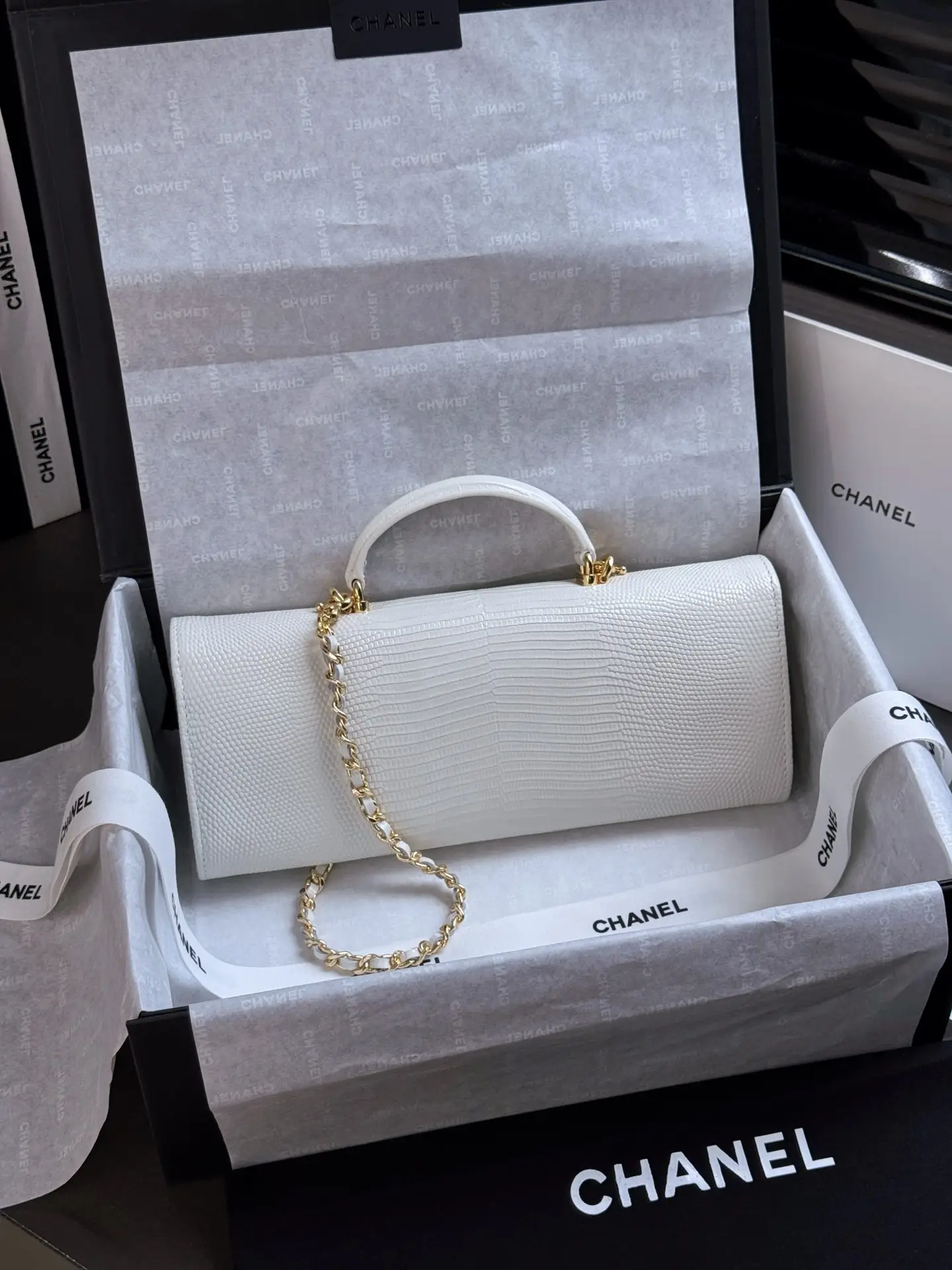 Clutch With Chain Lizard Embossed Calfskin AP5280 White