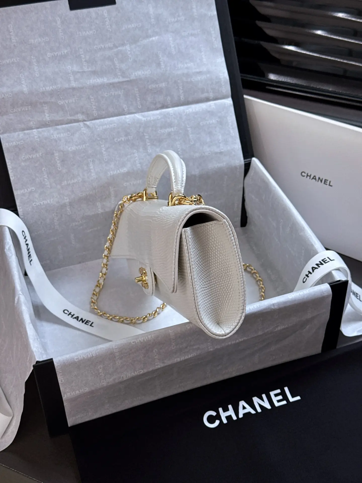 Clutch With Chain Lizard Embossed Calfskin AP5280 White