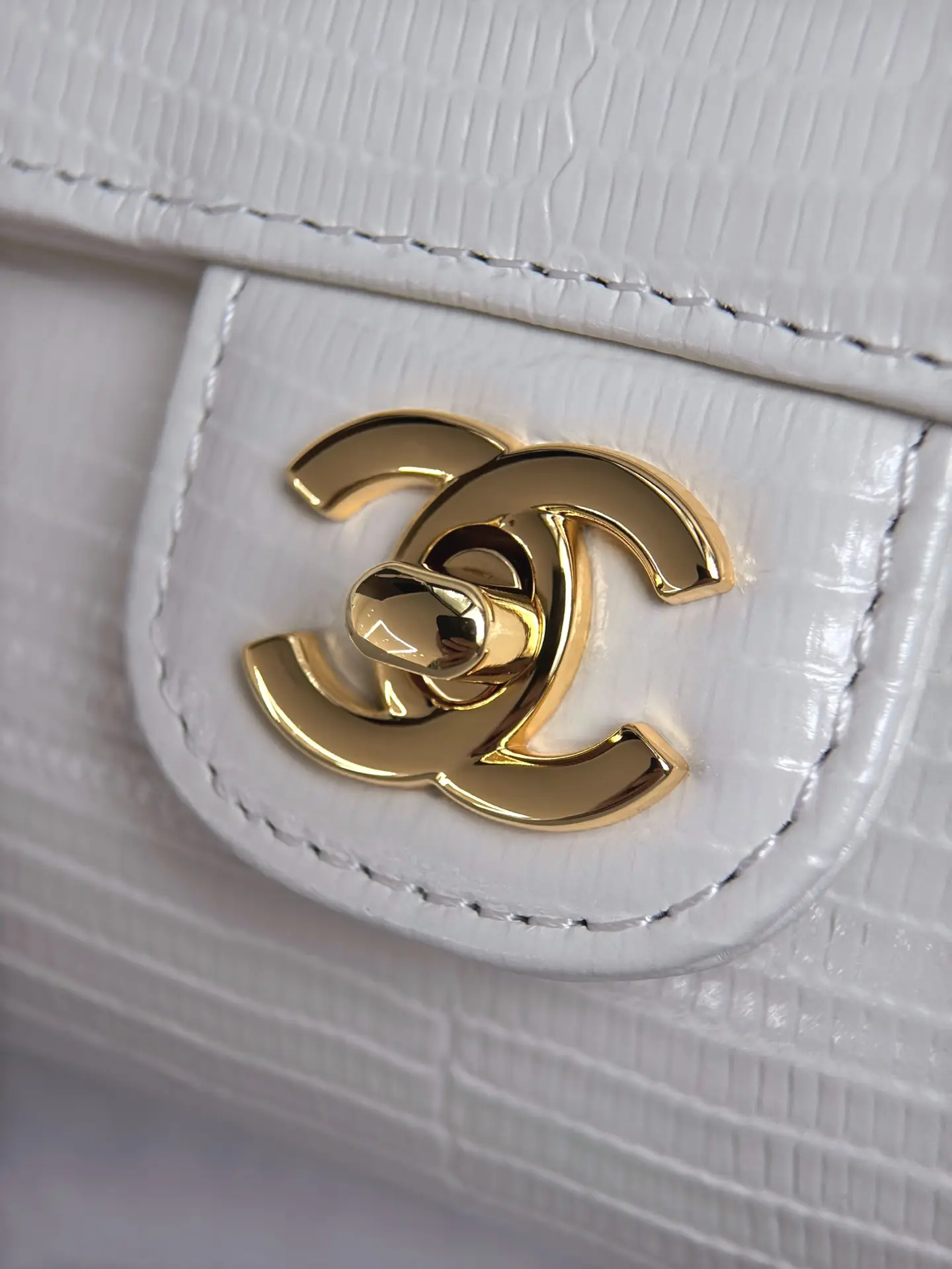Clutch With Chain Lizard Embossed Calfskin AP5280 White
