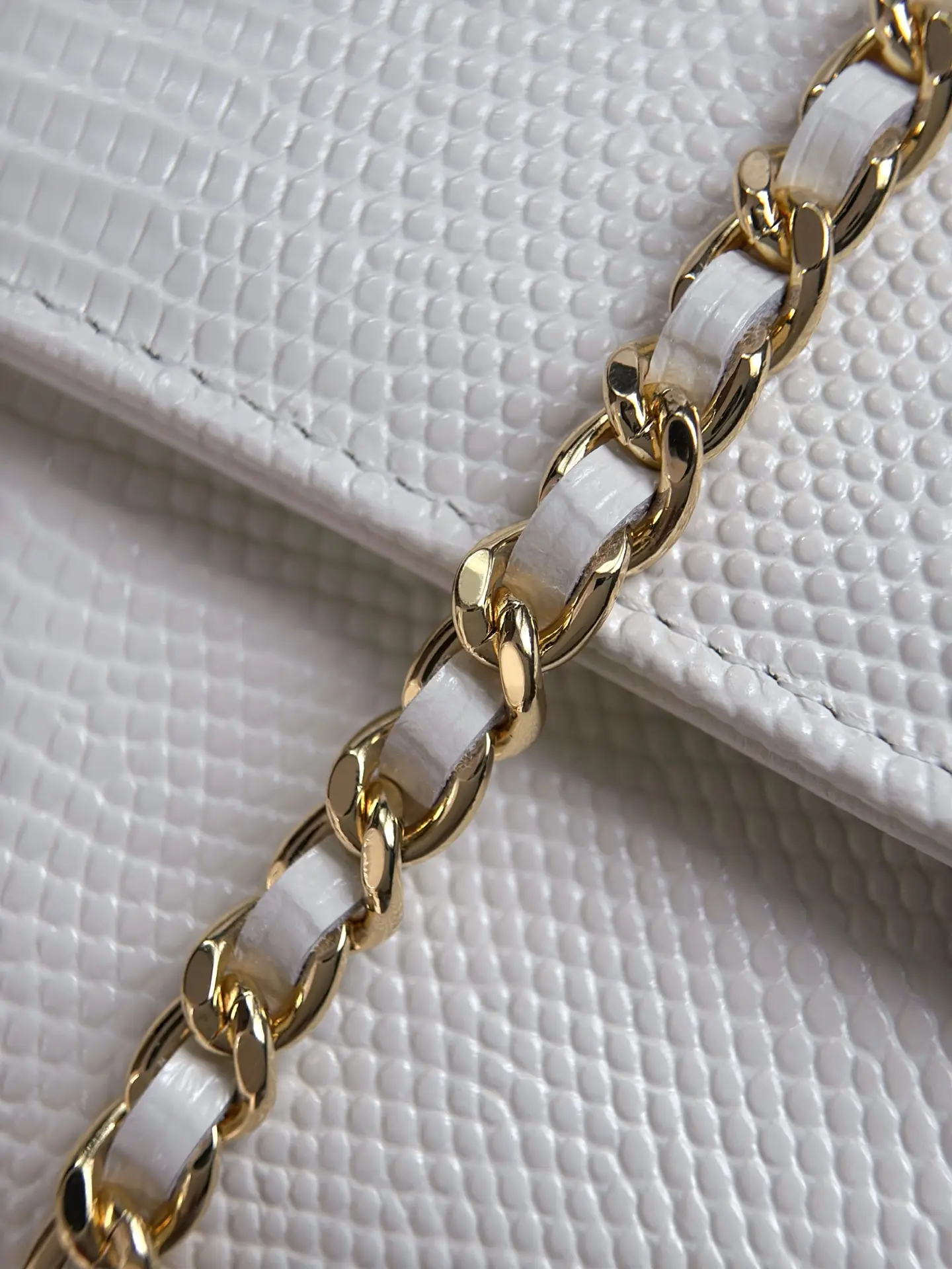 Clutch With Chain Lizard Embossed Calfskin AP5280 White