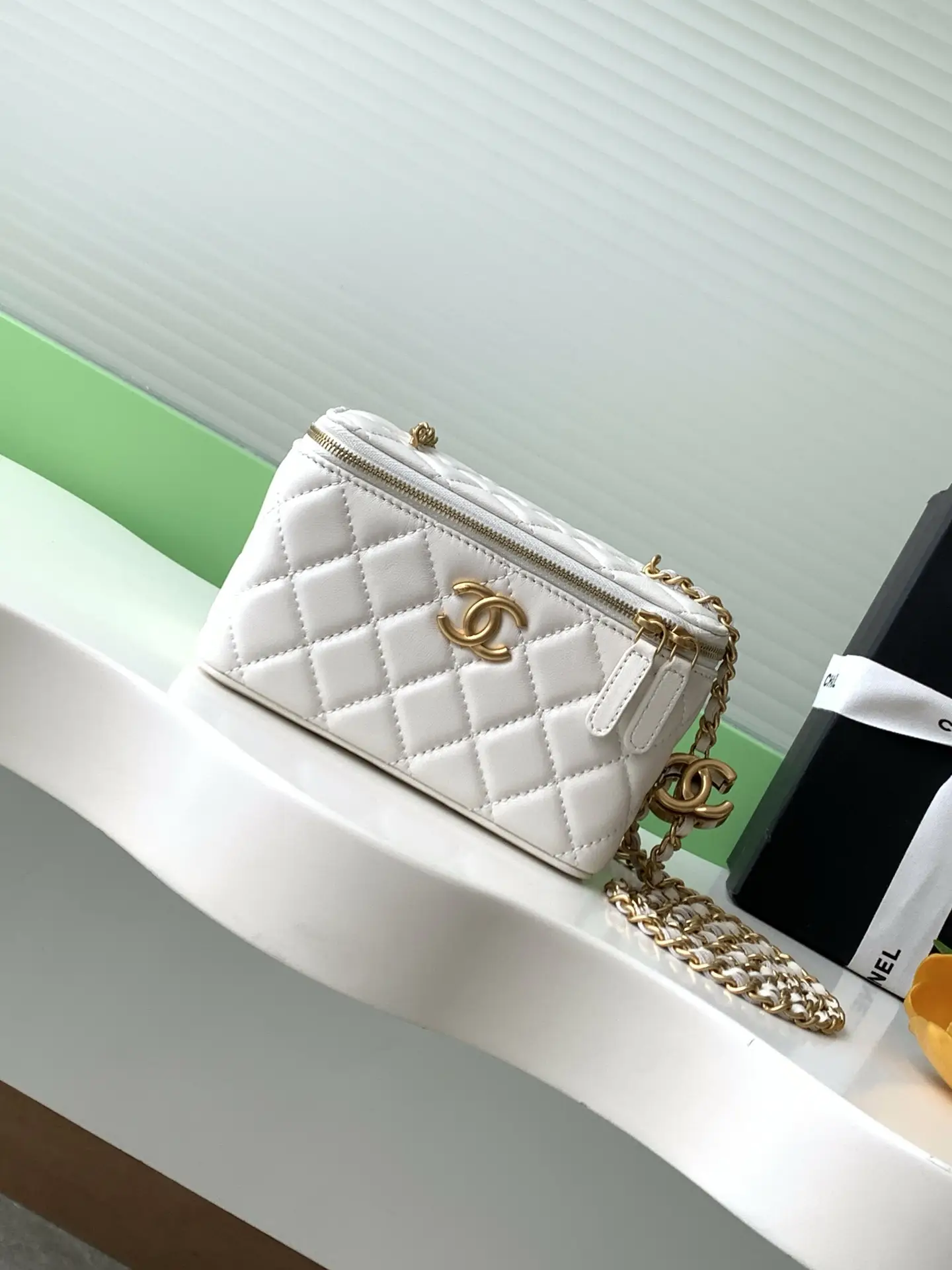 Chanel 25 Vanity Case AP3940 White