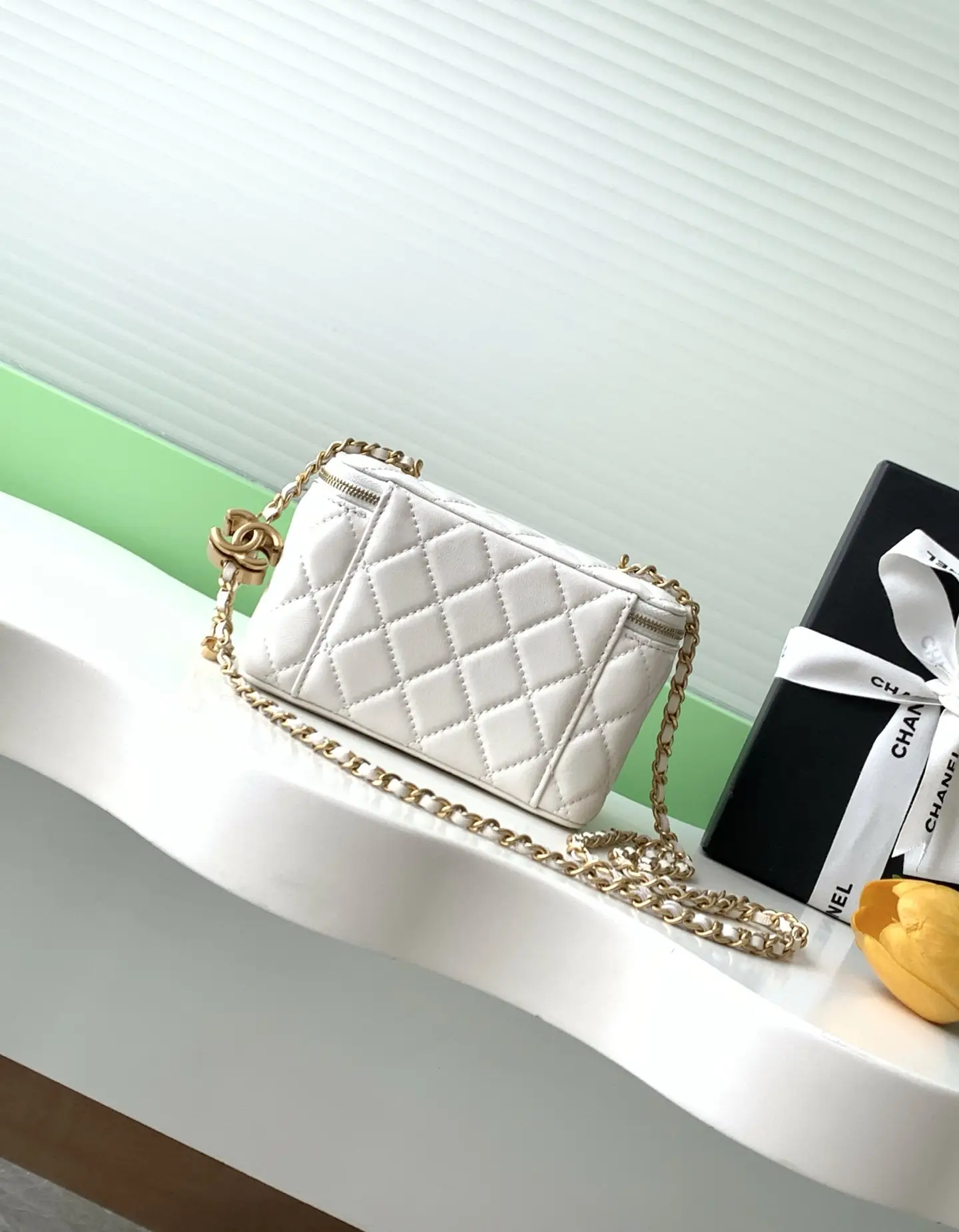 Chanel 25 Vanity Case AP3940 White