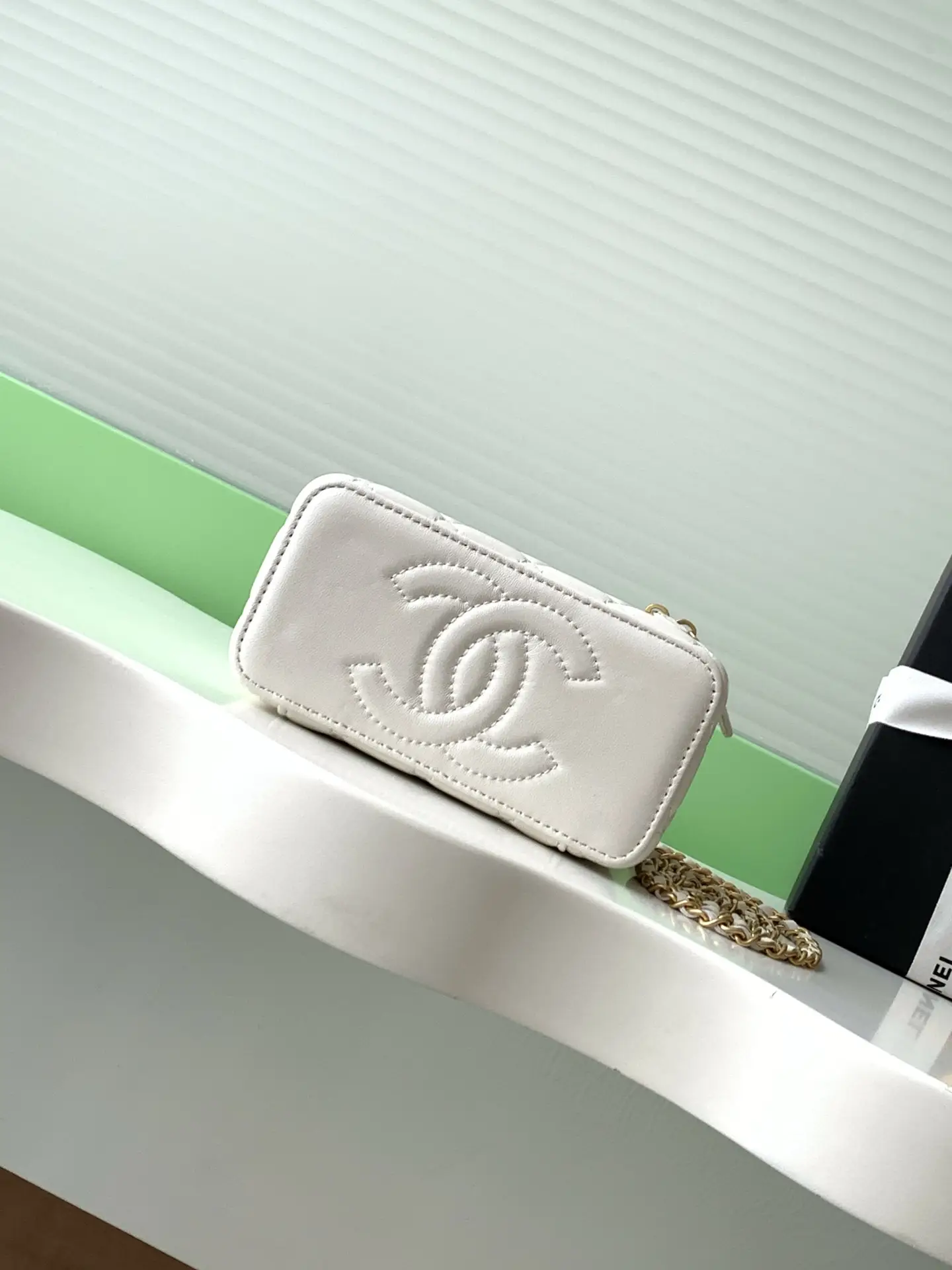 Chanel 25 Vanity Case AP3940 White