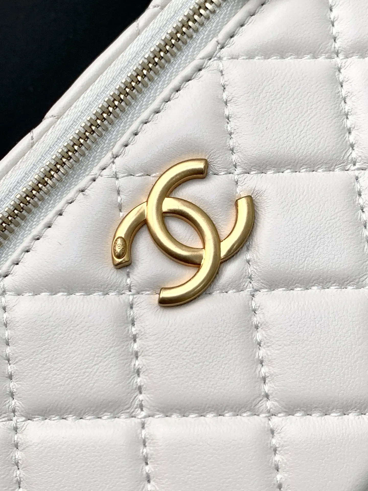 Chanel 25 Vanity Case AP3940 White