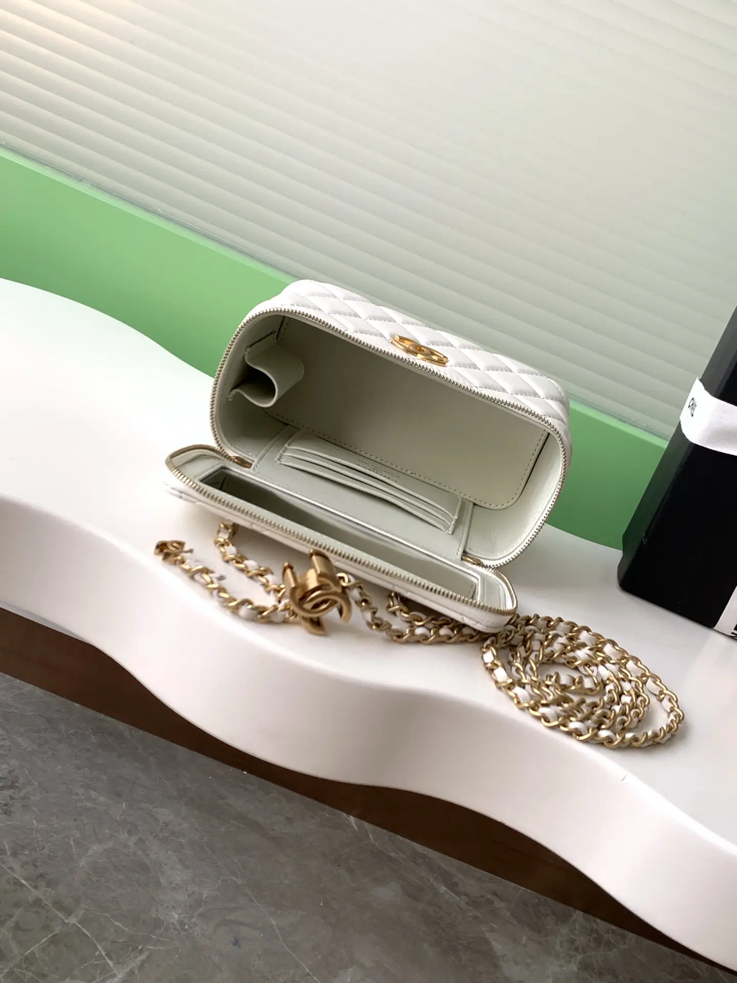 Chanel 25 Vanity Case AP3940 White