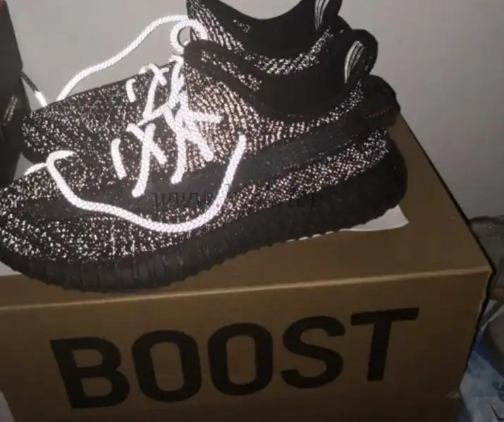 EXCLUSIVE PK GOD YEEZY 350 V2 BLACK 3M WITH REAL PREMEKNIT FROM HUAYIYI WHICH OFFER PRIMEKNIT TO ADIDAS DIRECTLY READY TO SHIP