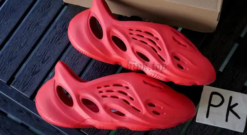 PK GOD idas Yeezy Foam RNNR Vermillion RETAIL MATERIALS READY TO SHIP