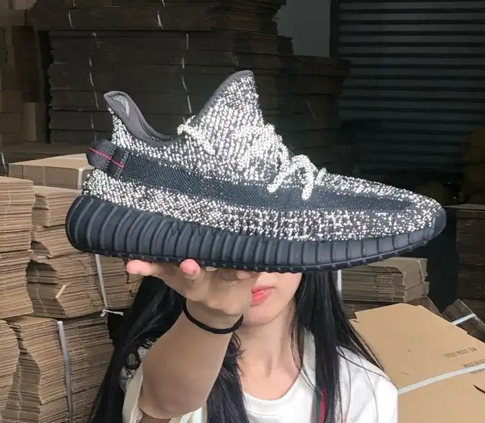 EXCLUSIVE PK GOD YEEZY 350 V2 BLACK 3M WITH REAL PREMEKNIT FROM HUAYIYI WHICH OFFER PRIMEKNIT TO ADIDAS DIRECTLY READY TO SHIP