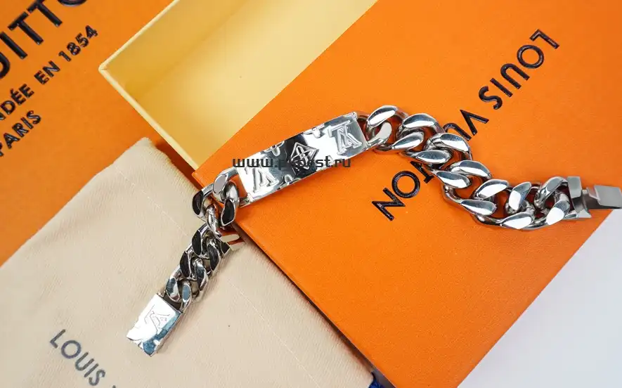 LOUIS VUITTON  Metal bracelet gift for Buy two pairs of shoes