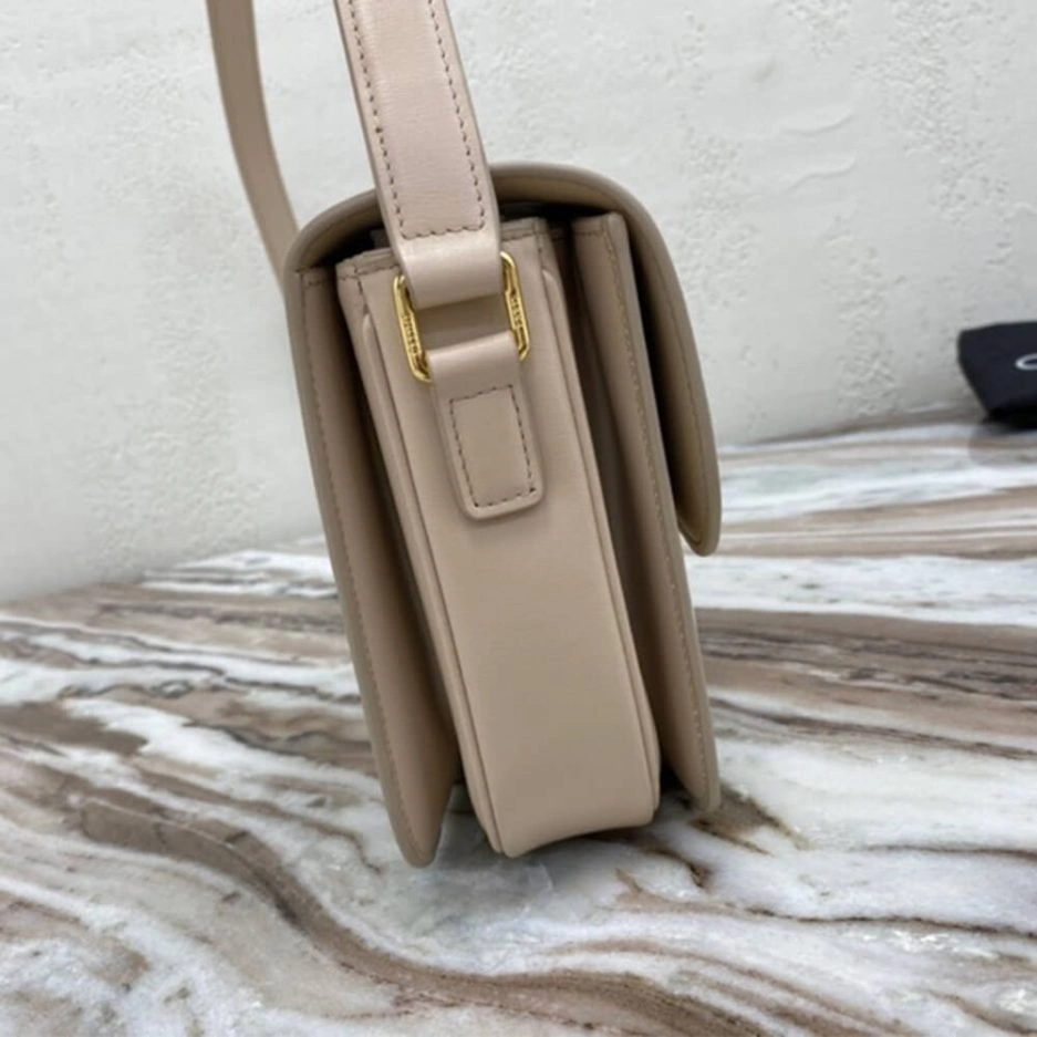 Thermal CELINE CLASSIQUE TRIOMPHE BAG IN CALFSKIN 1635
