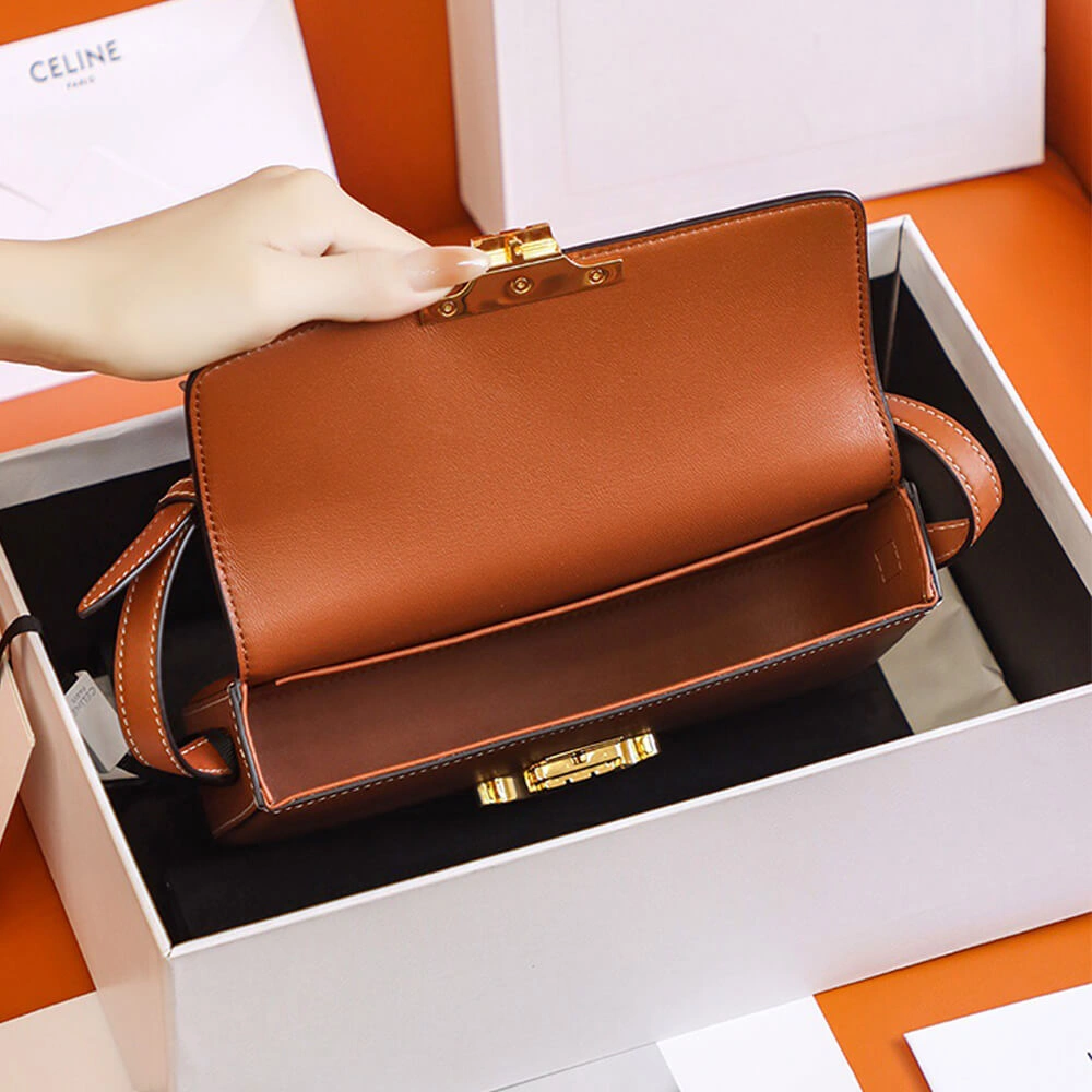 Sporty CELINE TRIOMPHE SHOULDER BAG 1624