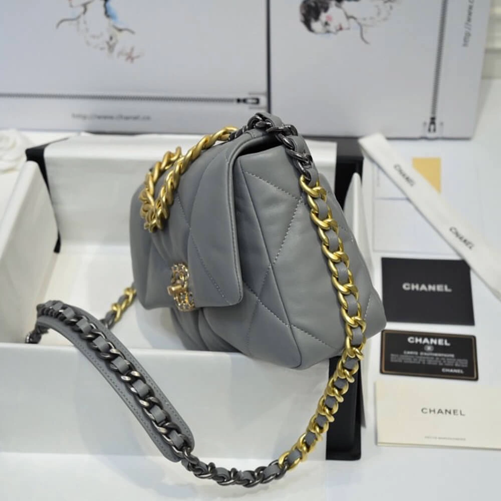 Chic CHANEL 19 HANDBAG 1226