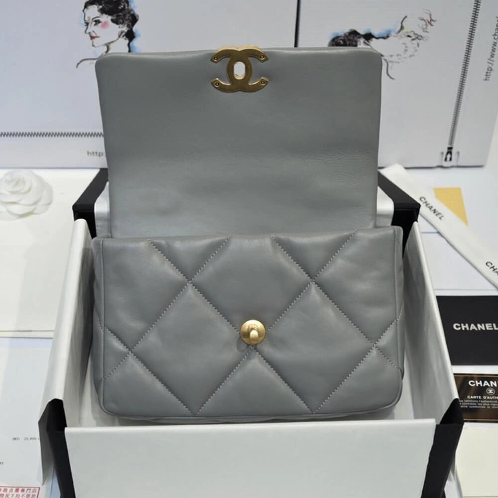 Chic CHANEL 19 HANDBAG 1226