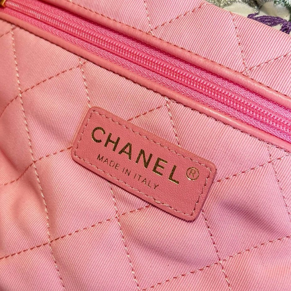 CHANEL 22 SMALL HANDBAG Comfortable 1096