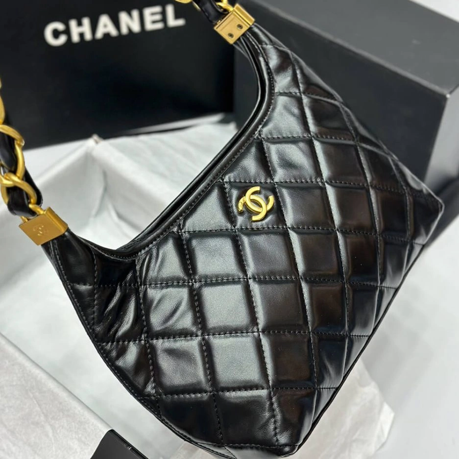 UrbanChic CHANEL HOBO BAG 1104