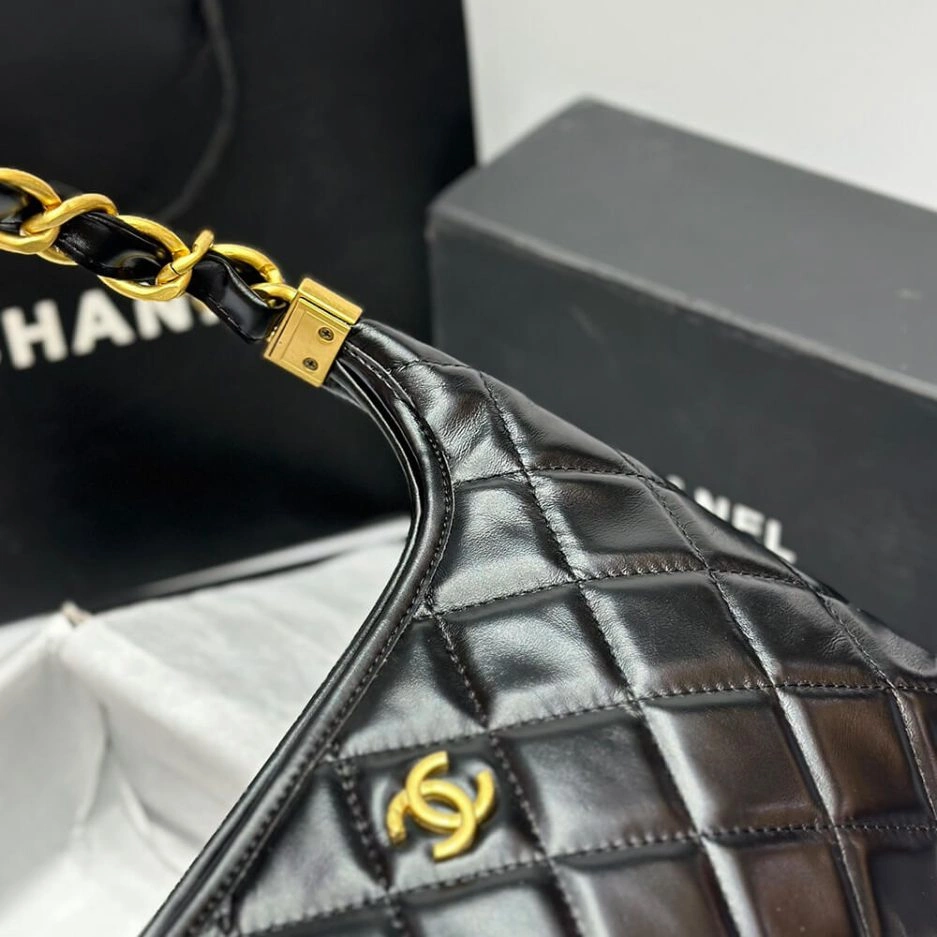 UrbanChic CHANEL HOBO BAG 1104