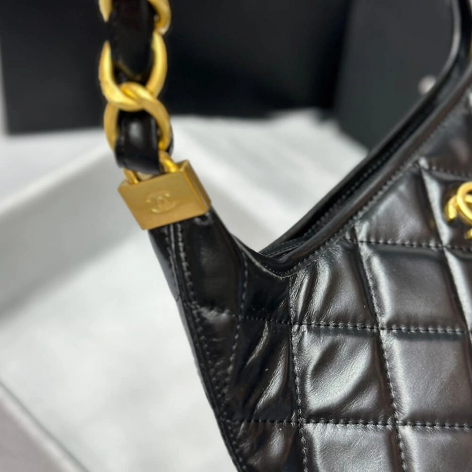 UrbanChic CHANEL HOBO BAG 1104