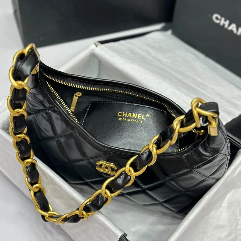 UrbanChic CHANEL HOBO BAG 1104