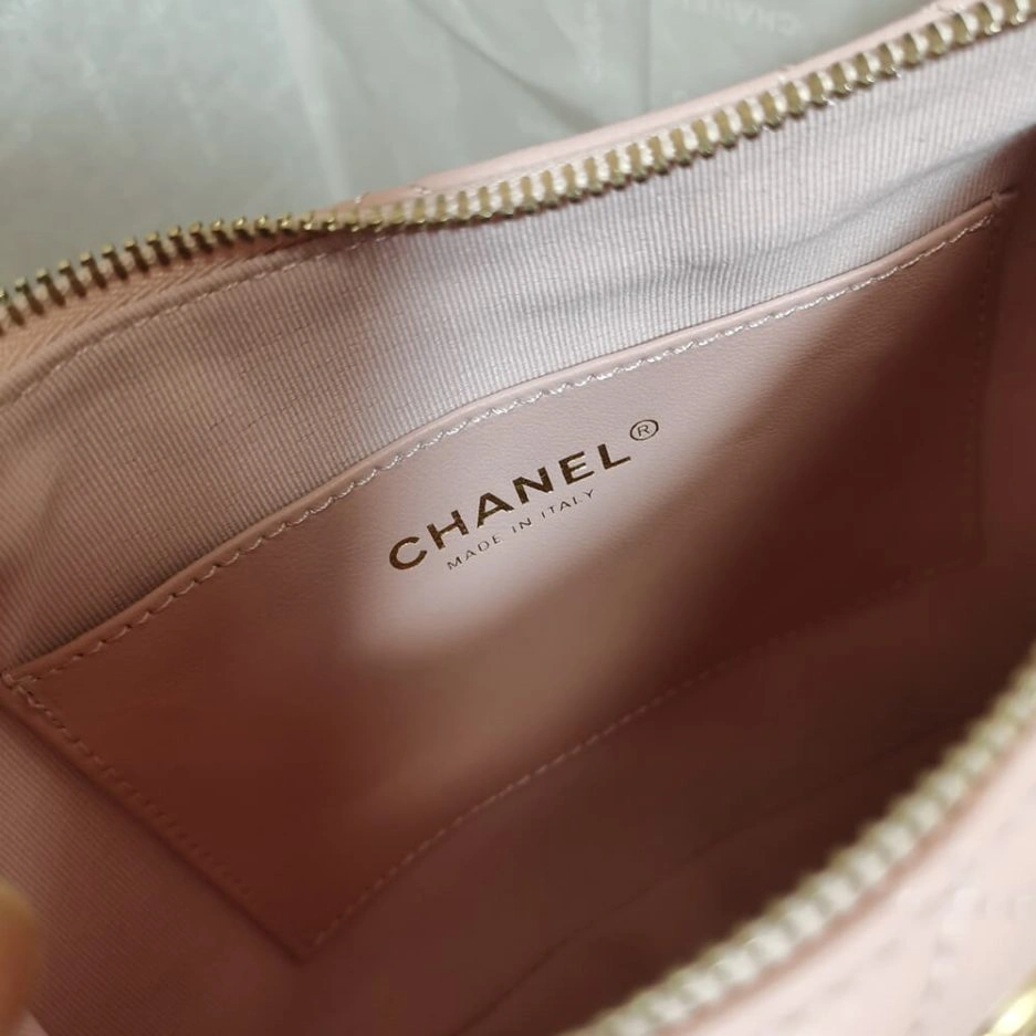 Sporty CHANEL HOBO HANDBAG 1082