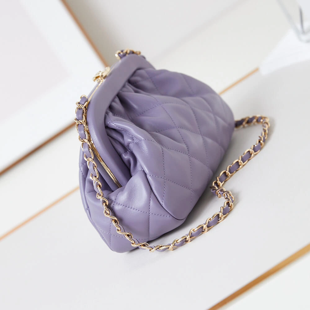 Sustainable Chanel Clutch(HIGH-END GRADE) 1054
