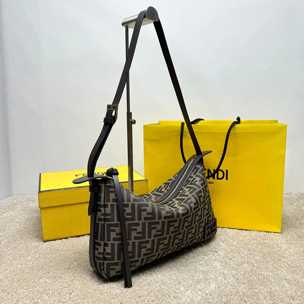 Premium FENDI Simply Fendi Medium 1572
