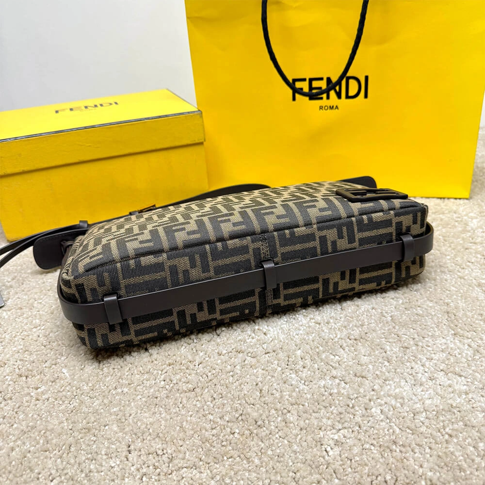 Premium FENDI Simply Fendi Medium 1572