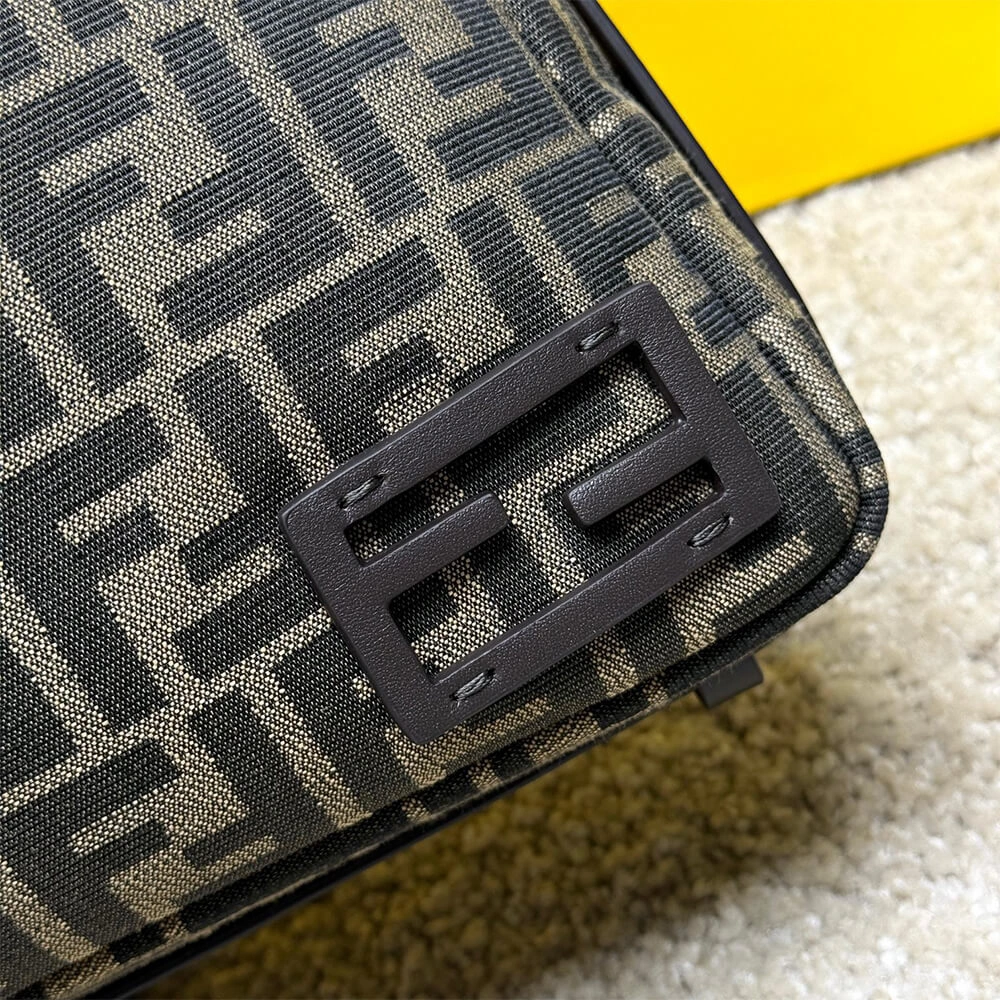Premium FENDI Simply Fendi Medium 1572
