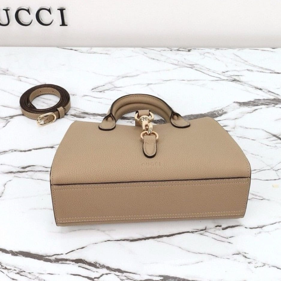 OnTrend GUCCI SMALL TOTE BAG WITH HOOK CLOSURE 860