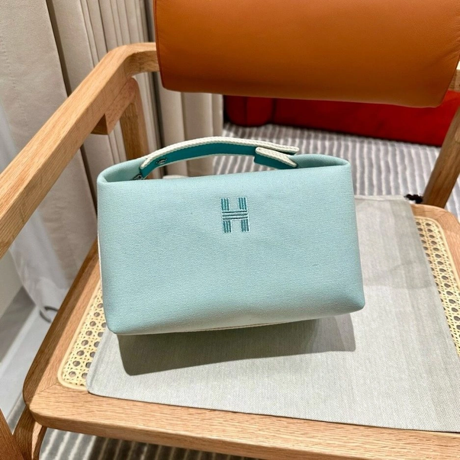 Sleek Hermes toiletery bag 1513