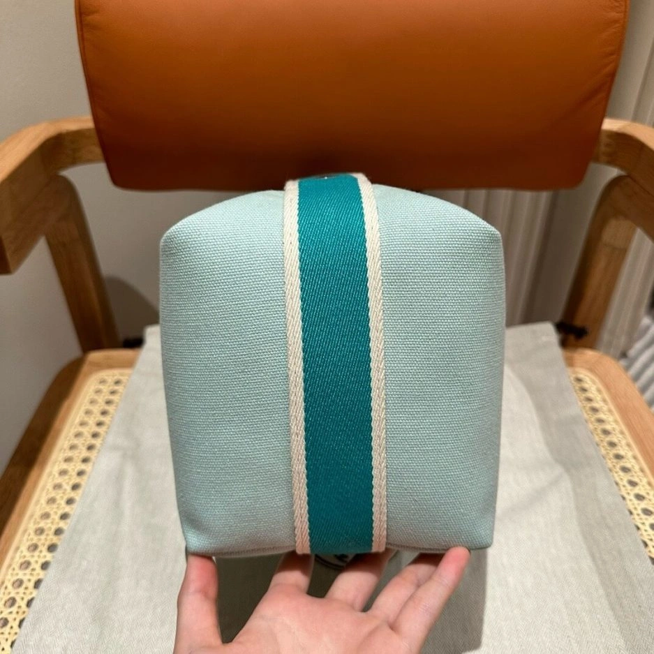 Sleek Hermes toiletery bag 1513