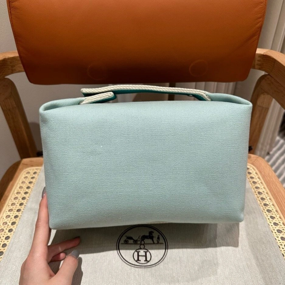 Sleek Hermes toiletery bag 1513