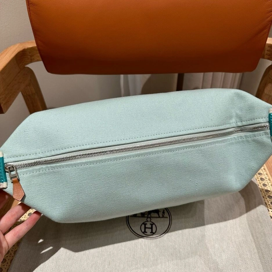 Sleek Hermes toiletery bag 1513