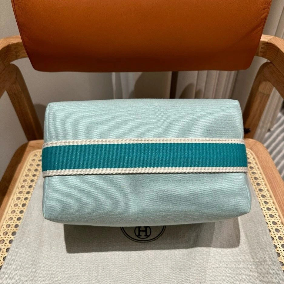 Sleek Hermes toiletery bag 1513