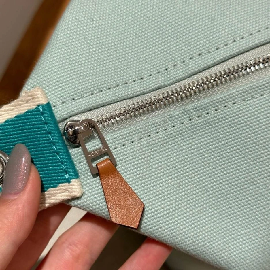 Sleek Hermes toiletery bag 1513