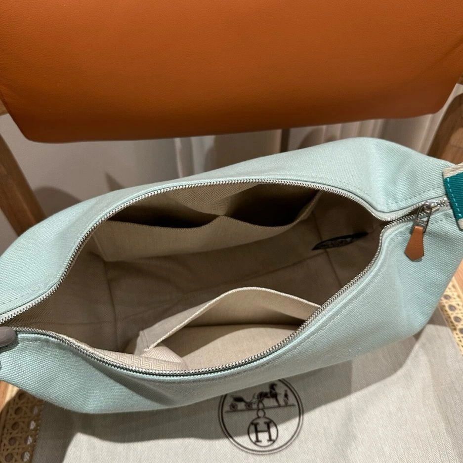 Sleek Hermes toiletery bag 1513