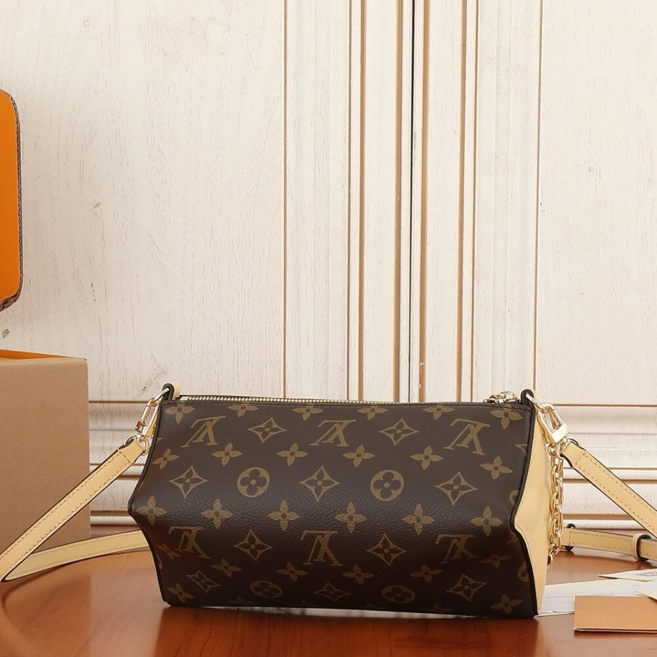 LV Bloom Pouch Unique 232
