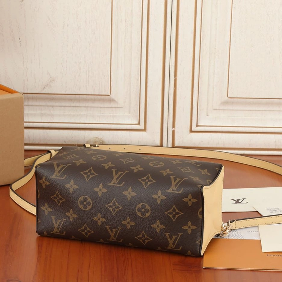 LV Bloom Pouch Unique 232