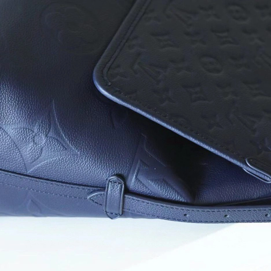 LV CarryAll MM Breathable 373