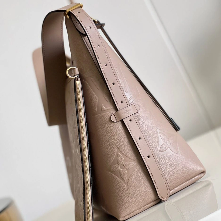 RelaxedFit LV CarryAll MM 361