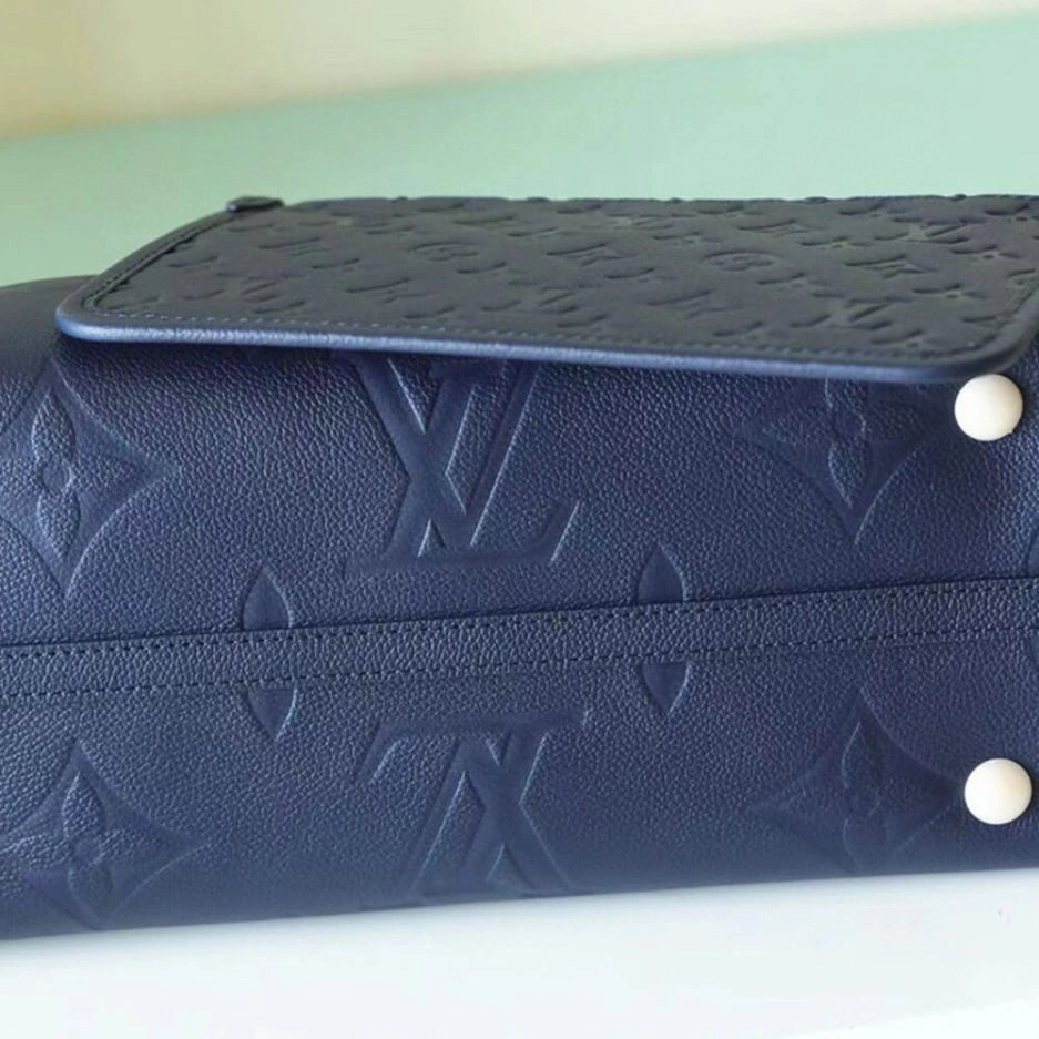 LV CarryAll MM Breathable 373