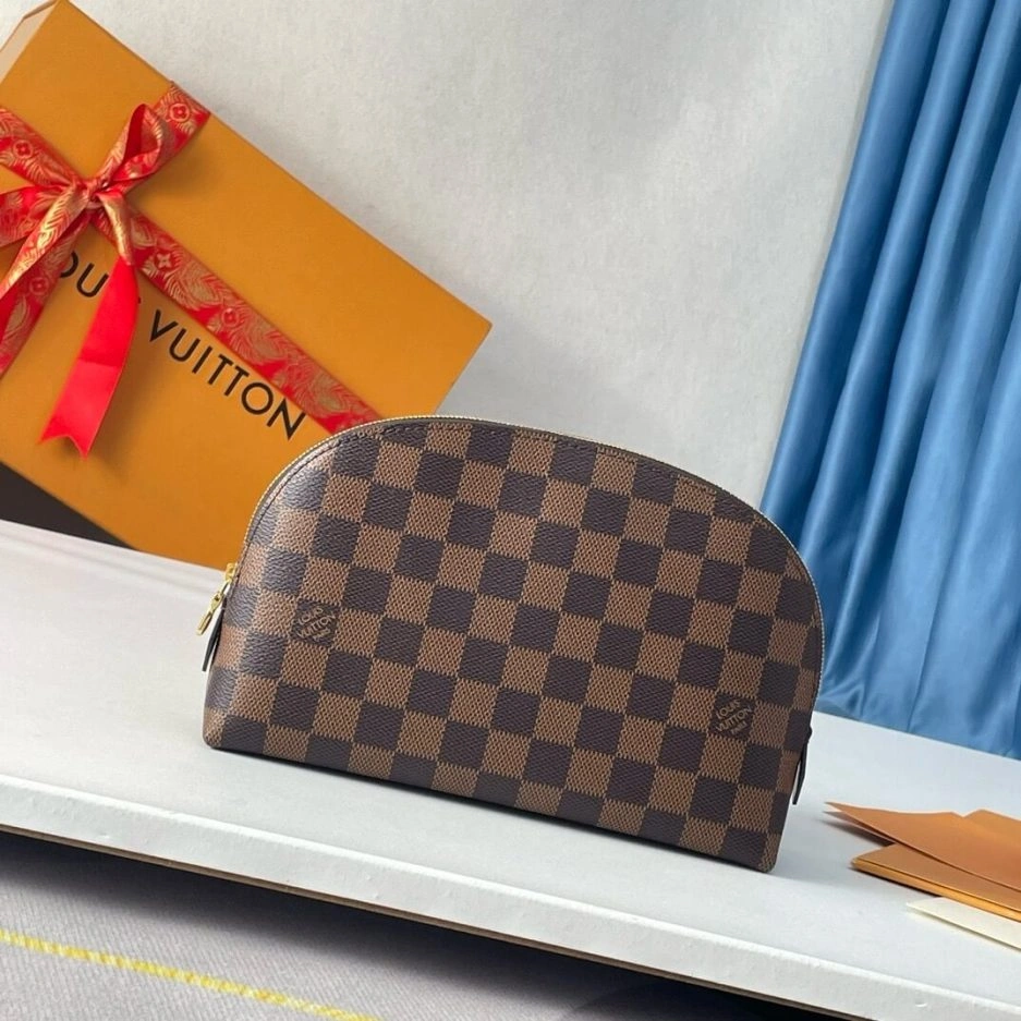 Fashionable LV Cosmetic Pouch MM 230