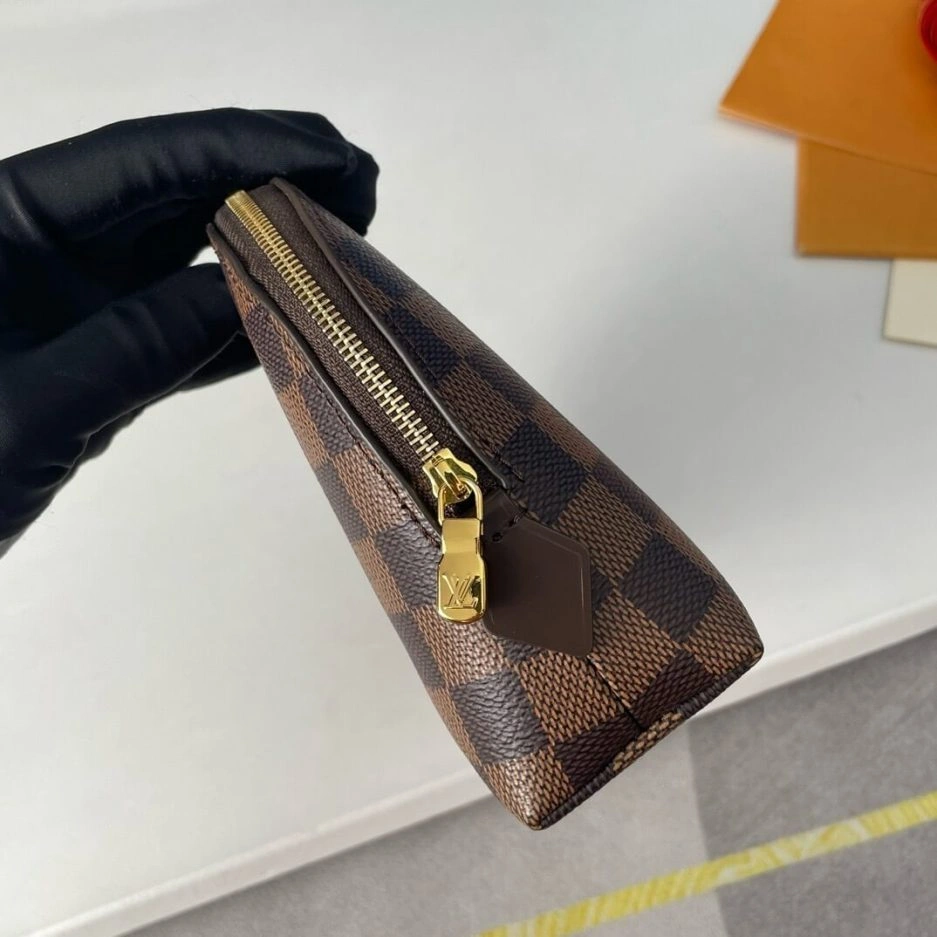 Fashionable LV Cosmetic Pouch MM 230