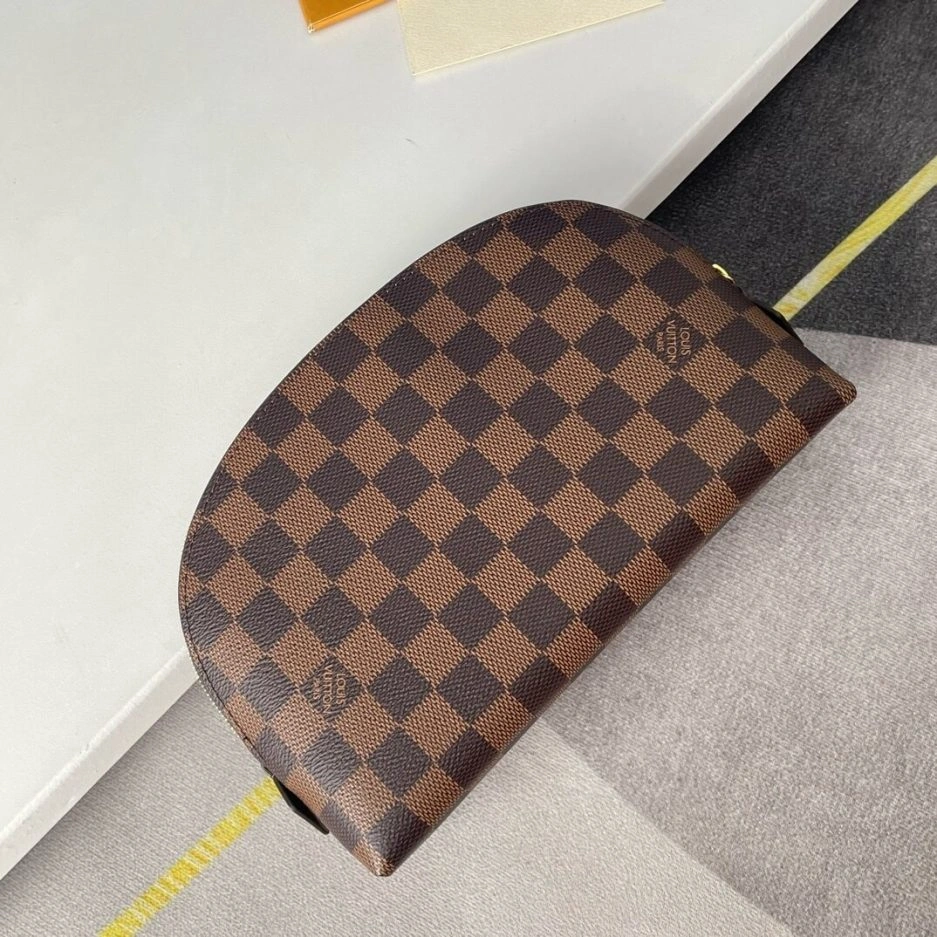 Fashionable LV Cosmetic Pouch MM 230