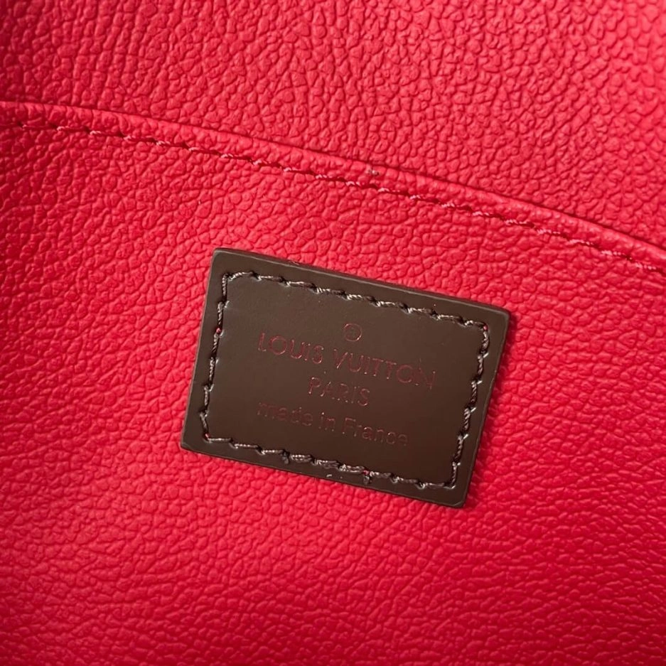 Fashionable LV Cosmetic Pouch MM 230