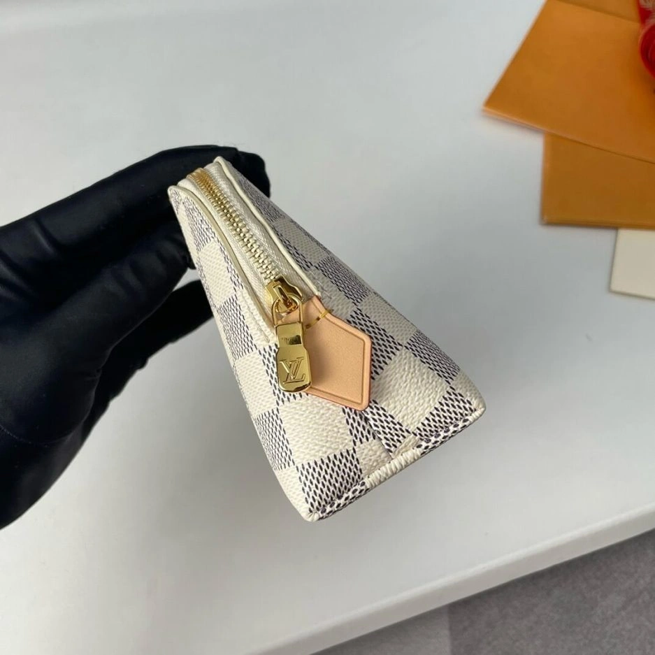 LV Cosmetic Pouch PM Breathable 186