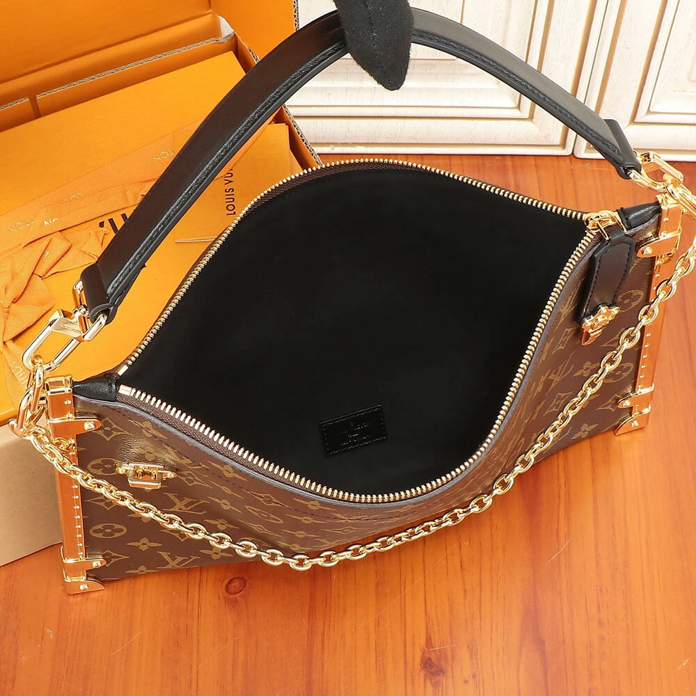 LV Lucky Trunk Cozy 223