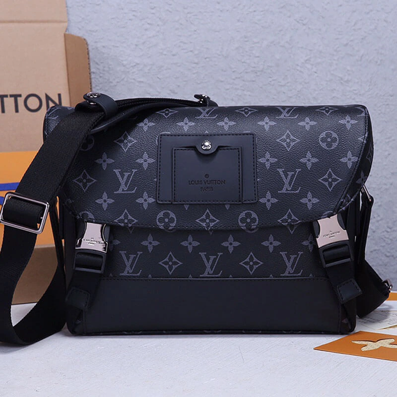 LV Messenger PM Voyager Bag Unique 709