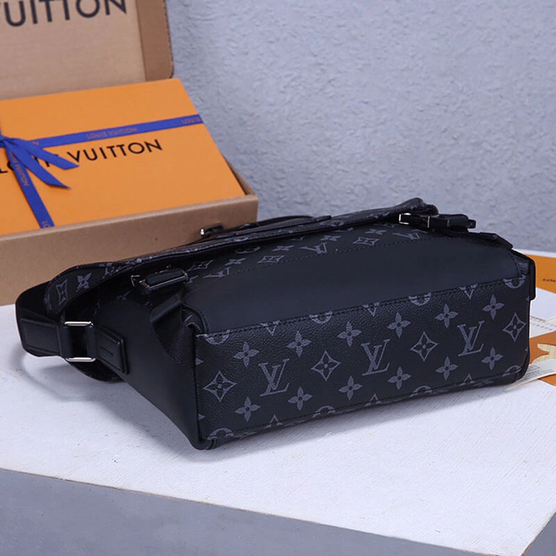 LV Messenger PM Voyager Bag Unique 709