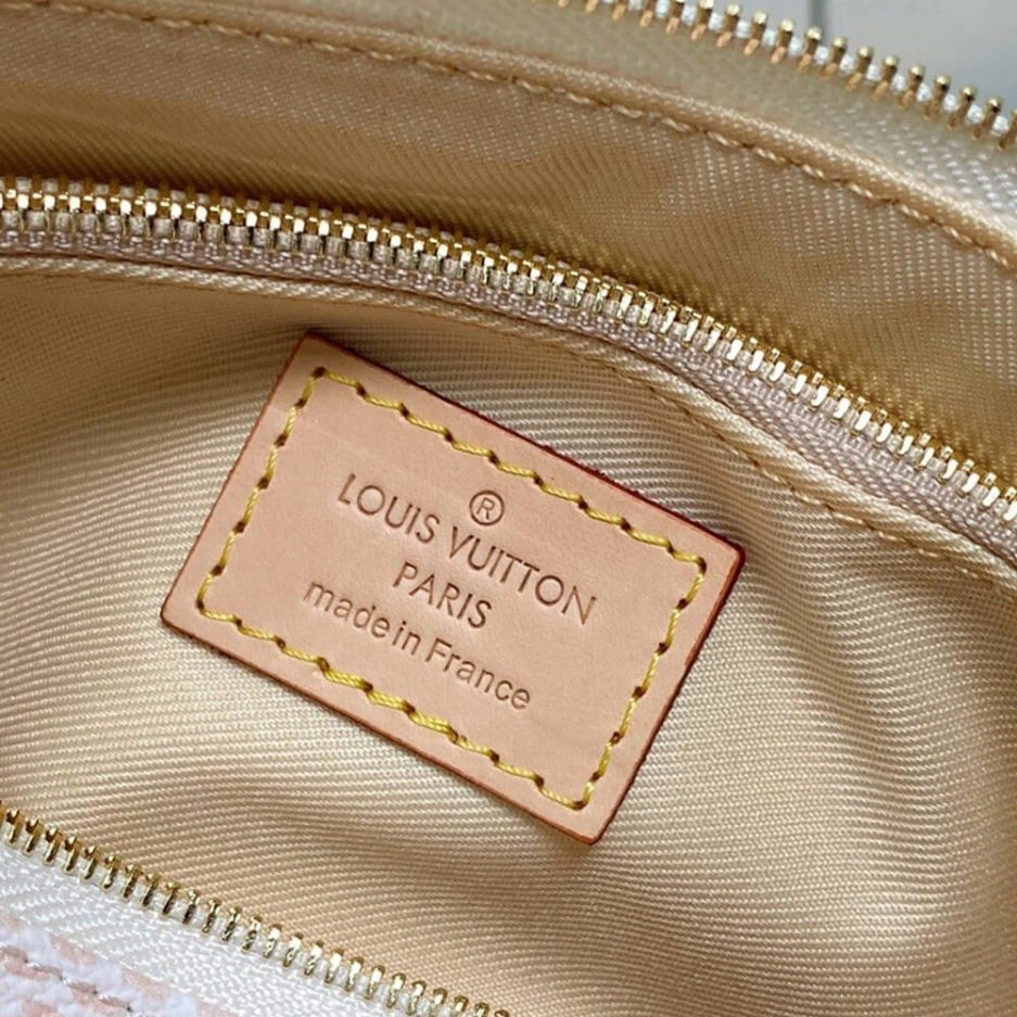 SunProtective LV Pochette Accessoires 438