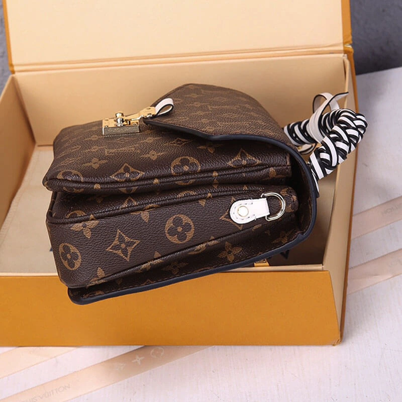 LV Pochette Metis Handbag Flexible 686